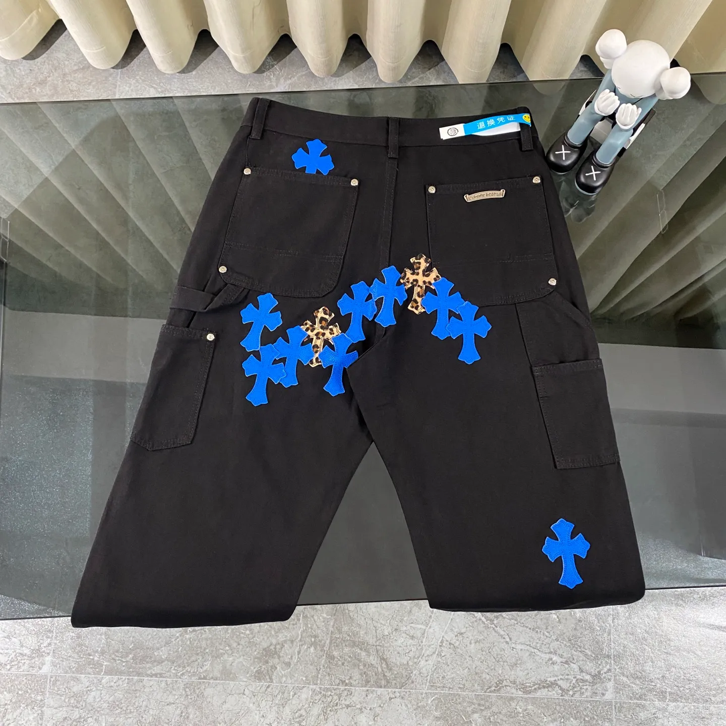 P270 CH Chromehearts family and friends limited edition leopard print blue cross patchwork leather black work jeans logging pants. The counter price is 34W level, patchwork cross pattern embellishment, washed jeans! ! An absolutely high-end luxury product, a 1.9W-level god-level single product, a super popular product, made by top heavy industry, a magic weapon that cannot be missed! [About Zangyin] This is an extremely luxurious fashion brand that can also be called the aristocracy of the high street. It has always been an exclusive brand for some hipsters or rich second generations. Compared with ordinary high streets, it is more luxurious and noble. Compared with luxury brands, it is more fashionable and individual. It has always been a brand that I have a special liking for. [Top heavy industry fashion design] Consistently high-street luxury style. Speaking of this style, the Zangyin family and GU family are definitely the leading representative brands. Especially the Zangyin family has really achieved a state-of-the-art effect in creating high-street style. The unique washed material is used to create this style. The color system is already quite eye-catching. After it is decorated with patchwork cross flowers, it cleverly highlights the charm of the brand. Secondly, this style uses classic The high-waist cutting design highlights the long legs and fashionable temperament of the upper body. The brand is highly recognizable and the slim fit configuration is more suitable for daily wear. It is a product that interprets personality, fashion, and specifications at a glance. This single product is enough to make any fan excited. It can be a white T-shirt for a youthful college style, or a tight suspender for a royal style. It has strong matching ability and can be easily controlled by men.  [Materials and craftsmanship] Needless to say, this point goes without saying. As an excellent craftsman brand, Zangyin’s requirements for details and craftsmanship are really perfect. The washed color of this model has gone through so many processes, not to mention the embellishment of denim appliques. It is also purely hand-made and sewn. Just like what they believe in, only hand-made things have soul and have the meaning of wear. A top-notch heavy-duty fashionable denim item, I look forward to your perfect interpretation! !  Color: Black Size: 28-36